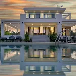 Johnny\'S White Luxury Villa