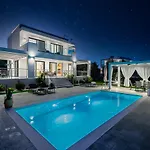 Johnny\'S White Luxury Villa
