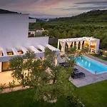 Johnny\'S White Luxury Villa