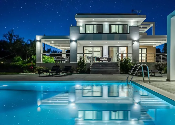 Johnny\'S White Luxury Villa