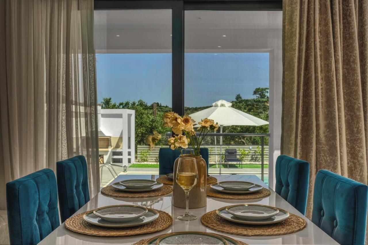 Vila Johnny's White Luxury *