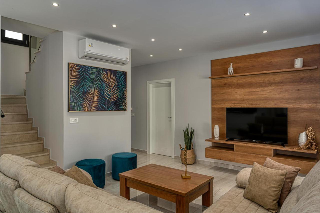 Vila Johnny's White Luxury