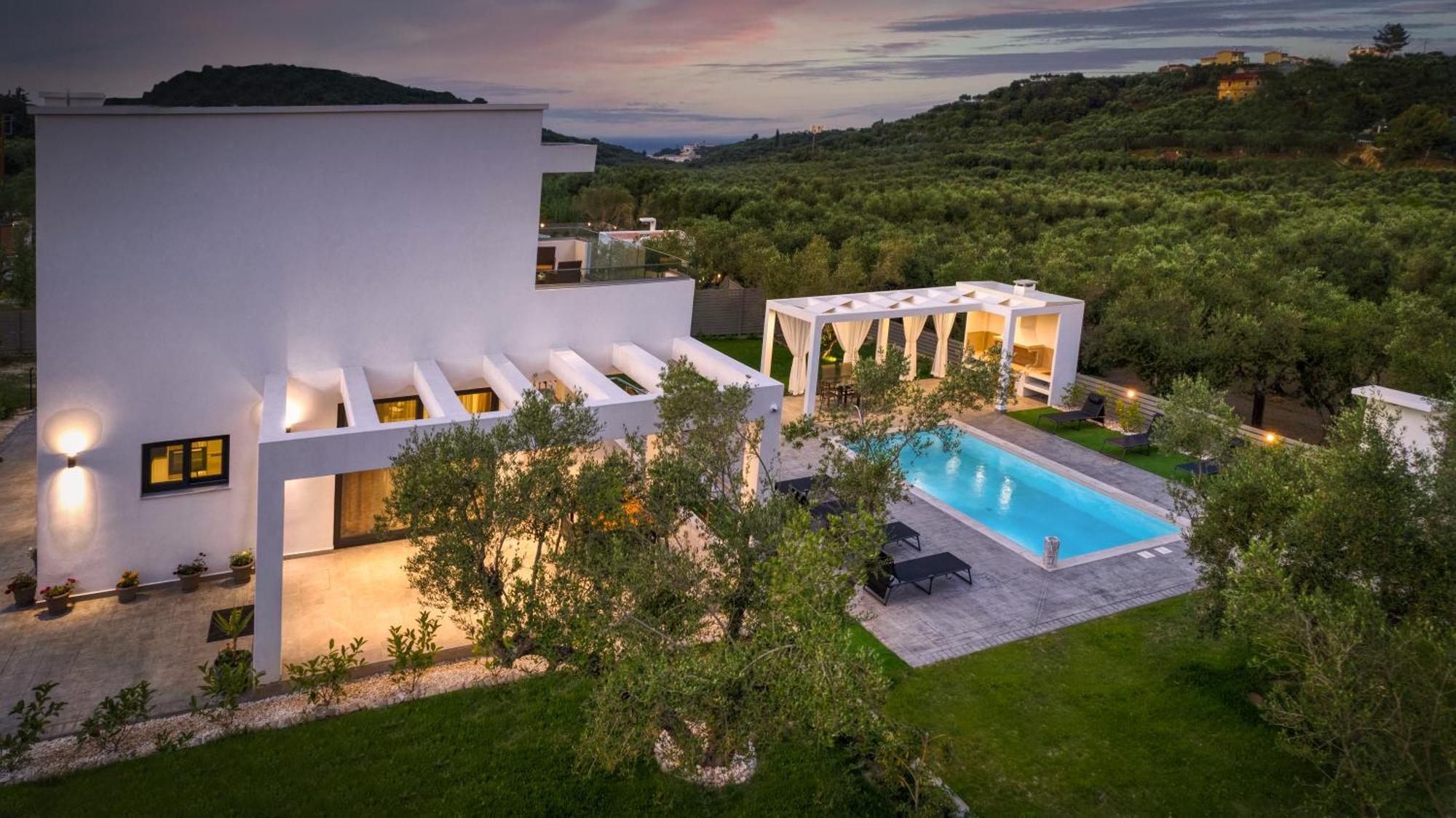 Johnny's White Luxury Vila